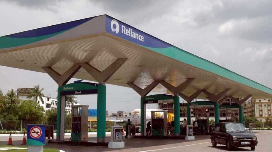 Indian commuters have their vehicles filled with petrol at a Reliance filling station in Hyderabad on March 26, 2008.  Reliance has taken the decision to close two-third of its 1,400 petrol pumps in the country by next month as it is unable to match the fuel price offered by state-run retailers, who get compensated by the Government for selling fuel below the cost. Some 50,000 people are employed in the company's filling stations.   AFP PHOTO/NOAH SEELAM