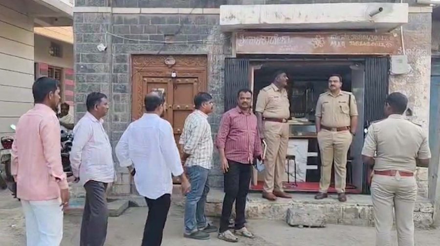 karnataka-vijayanagara-jewellery-robbery-gunfire-halasanga-gold-theft