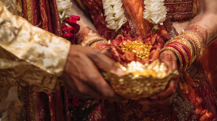 wedding-women-father-attack