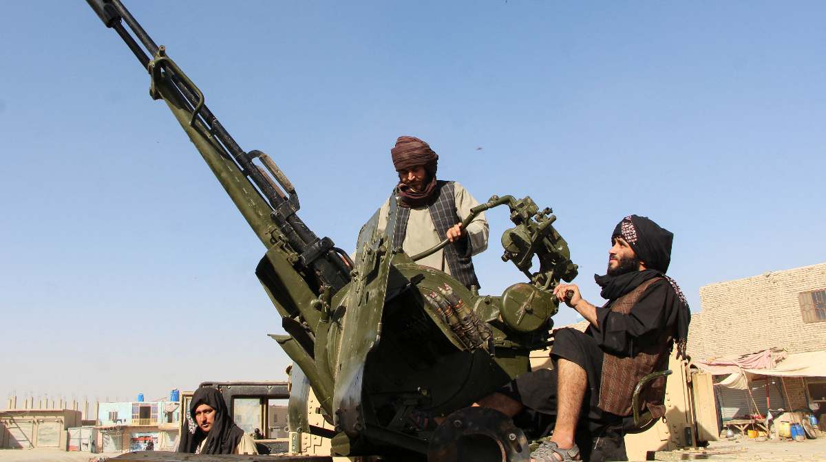 An Afghan Taliban fighter sit next to an anti-aircraft gun near the Afghanistan-Pakistan border in Spin Boldak, Kandahar Province, following exchanges of fire between Pakistani and Afghan forces in Afghanistan, October 15, 2025. REUTERS/Stringer