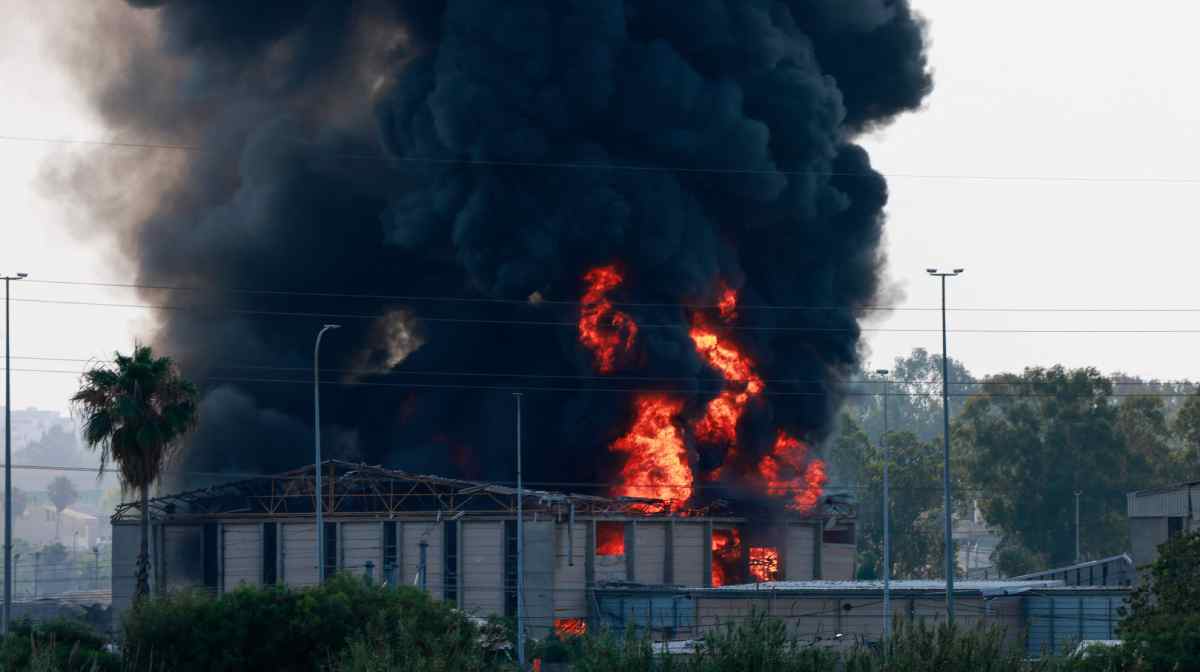 Smoke billows from a fire in a building in Herzliya near Tel Aviv following a fresh barrage of Iranian rockets on June 17, 2025. Israel's military said air raid sirens sounded in several areas of the country on June 17 after identifying missiles launched from Iran, as AFP journalists reported booms over Tel Aviv and Jerusalem. (Photo by Menahem KAHANA / AFP)