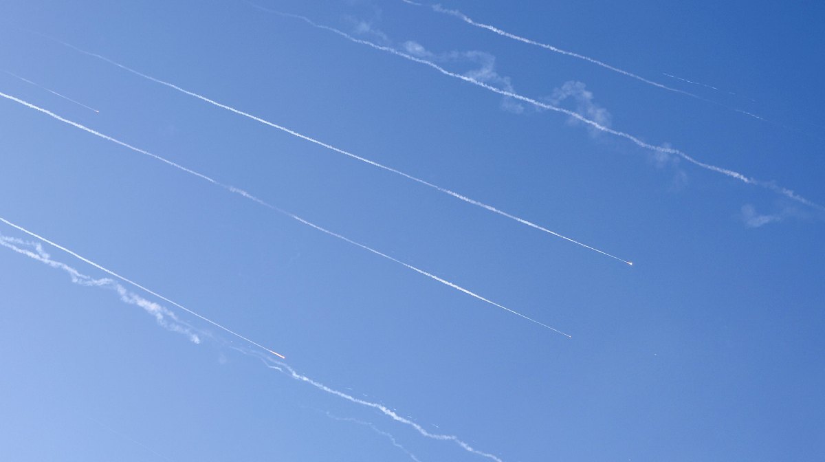 TOPSHOT - Rocket trails are seen in the sky above the Israeli coastal city of Netanya amid a fresh barrage of Iranian missile attacks on June 19, 2025. Sirens sounded across Israel early on June 19 as the Israeli military said it detected incoming missiles from Iran. "A short while ago, sirens sounded in several areas across Israel following the identification of missiles launched from Iran toward the State of Israel," the military said in a post on Telegram. AFP journalists heard explosions in both Tel Aviv and Jerusalem. (Photo by JACK GUEZ / AFP)