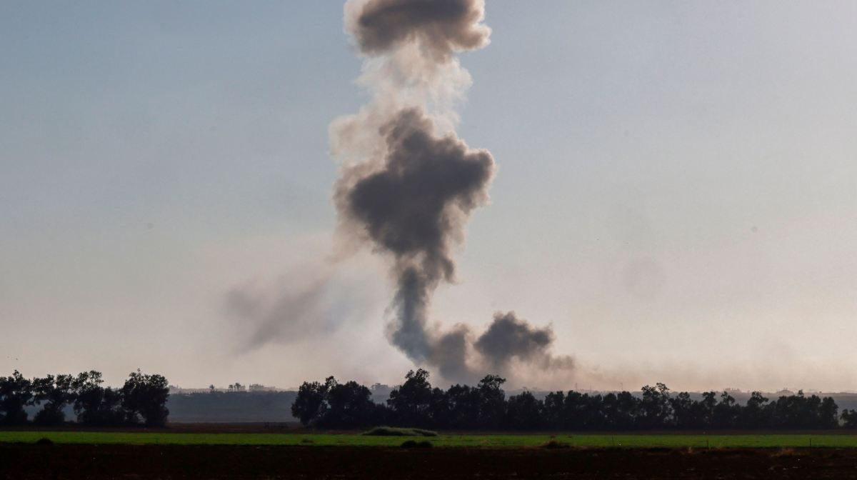 TOPSHOT - This picture taken from a position at Israel's border with the Gaza Strip shows smoke billowing during an Israeli strike on the besieged Palestinian territory on July 3, 2025, amid the ongoing war between Israel and the Hamas Islamist militant group. (Photo by Menahem KAHANA / AFP)