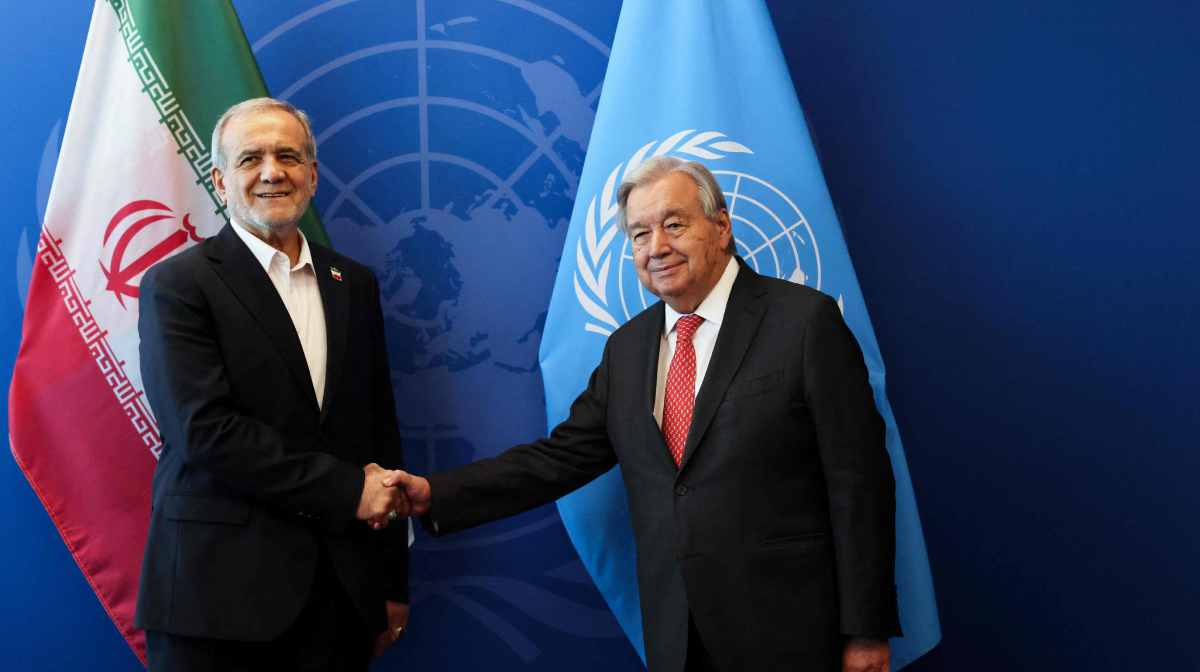NEW YORK, NEW YORK - SEPTEMBER 25: Iranian President Masoud Pezeshkian (L) shakes hands with the United Nations (UN) Secretary General Antonio Guterres during the UN's General Assembly on September 25, 2025, in New York City. This year s theme for the annual global meeting is  Better together: 80 years and more for peace, development, and human rights.    Spencer Platt/Getty Images/AFP (Photo by SPENCER PLATT / GETTY IMAGES NORTH AMERICA / Getty Images via AFP)