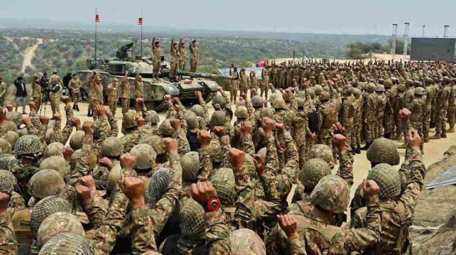 പാക്ക് സൈന്യത്തെ അഭിവാദ്യം ചെയ്യുന്ന അസിം മുനീര്‍