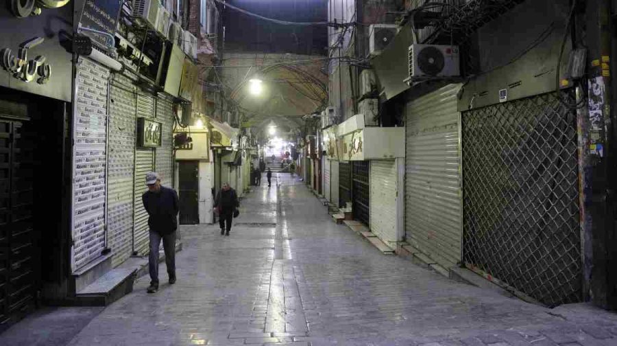 People walk past closed shops, following protests over a plunge in the currency's value, in the Tehran Grand Bazaar in Tehran, Iran, January 15, 2026. Majid Asgaripour/WANA (West Asia News Agency) via REUTERS ATTENTION EDITORS - THIS PICTURE WAS PROVIDED BY A THIRD PARTY. REFILE - QUALITY REPEAT