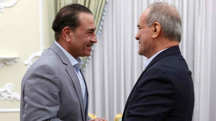 This handout picture provided by the Iranian presidency shows Iran's President Masoud Pezeshkian receiving Pakistan's army chief Syed Asim Munir in Tehran on October 20, 2026. (Photo by Iranian Presidency / AFP) / === RESTRICTED TO EDITORIAL USE - MANDATORY CREDIT "AFP PHOTO / HO / IRANIAN PRESIDENCY" - NO MARKETING NO ADVERTISING CAMPAIGNS - DISTRIBUTED AS A SERVICE TO CLIENTS ===