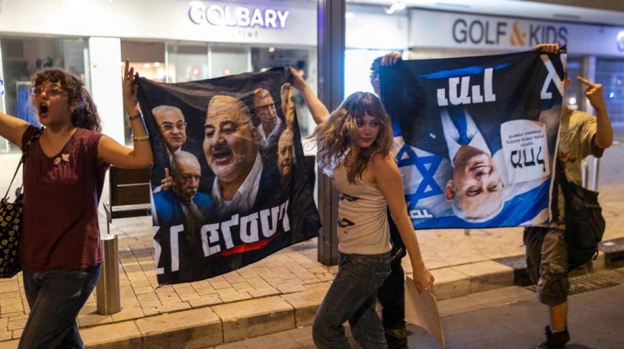 Israelis take part in a rally demanding that Israel-Arab parties in Israel be included in the formation of the next government coalition, in Tel Aviv, Israel, October 28, 2026. REUTERS/Itai Ron ISRAEL OUT. NO COMMERCIAL OR EDITORIAL SALES IN ISRAEL