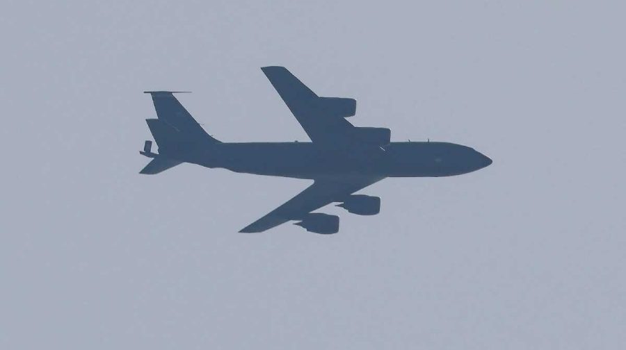 യു.എസ് വ്യോമസേനയുടെ ആകാശത്തുവച്ച് ഇന്ധനം നിറയ്ക്കുന്ന KC-135 വിമാനം ടെല്‍ അവീവില്‍, മാര്‍ച്ച് നാലിനുള്ള ചിത്രം. Photo by JACK GUEZ / AFP