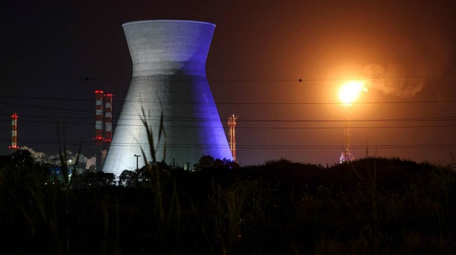 TOPSHOT - Excess gas is burned at the oil refinery in Israel's northern city of Haifa late on March 19, 2026. Amid growing fears over the economic damage from the Middle East war, US President Donald Trump said there would be no repeat of Israel's attack on Iran's key South Pars gas field, but he warned of a furious US response if Tehran did not halt strikes on Qatar. Iran responded that it would have "zero restraint" if its energy infrastructure was hit again. (Photo by Odd ANDERSEN / AFP) / 