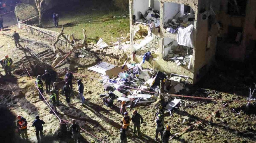 First responders inspect the site of an Iranian missile strike in Arad early on March 22, 2026. Iranian missile strikes on two southern Israeli towns wounded more than 100 people on March 21, medics said, after Israeli air defence systems failed to intercept the projectiles. (Photo by Ilia YEFIMOVICH / AFP) /
