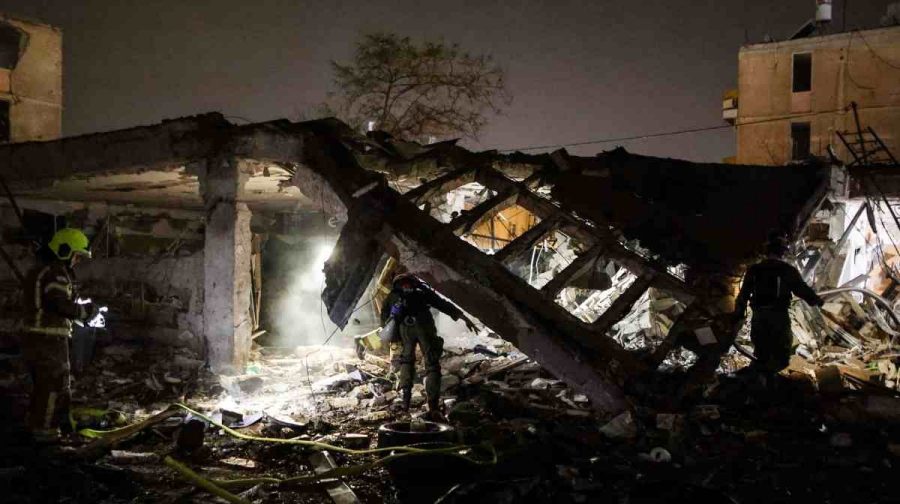 Emergency response personnel work after Iranian missile barrages struck Dimona, amid the U.S.-Israel conflict with Iran, in southern Israel March 21, 2026. REUTERS/Ilan Assayag    ISRAEL OUT. NO COMMERCIAL OR EDITORIAL SALES IN ISRAEL