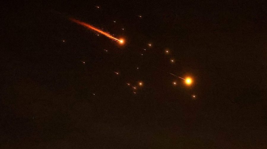 Rocket trails are seen in the sky amid a fresh barrage of Iranian missile attacks above the Israeli coastal city of Netanya on March 23, 2026. Israel warned its citizens to expect weeks more fighting against Iran, after Washington and Tehran traded threats to destroy power plants or block oil and gas exports. The tit-for-tat rhetoric came as the war that has seen drone and missile strikes across the Middle East, has sent energy prices soaring and has triggered fears for the world economy entered its fourth week. (Photo by JACK GUEZ / AFP) / 