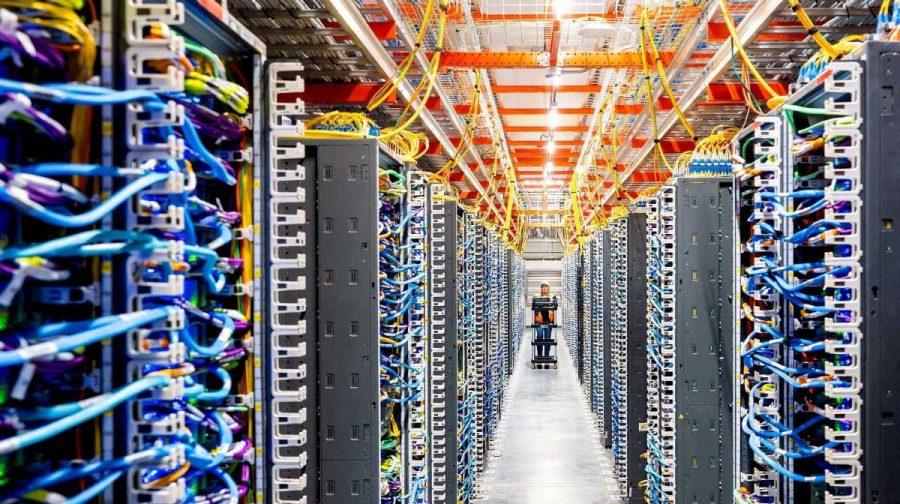 ഫയൽ ഫോട്ടോ:  ആമസോൺ വെബ് സർവീസസ് (AWS) എഐ ഡാറ്റാ സെന്ററിൽ ഒരു ടെക്നീഷ്യൻ ജോലി ചെയ്യുന്നു,   റോയിട്ടേഴ്സ്/നോഹ ബെർഗർ