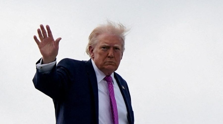 FILE PHOTO: U.S. President Donald Trump waves as he boards Air Force One at Palm Beach International Airport in West Palm Beach, Florida, U.S., March 29, 2026. REUTERS/Elizabeth Frantz/File Photo