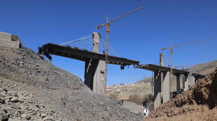 TOPSHOT - A man takes pictures with his mobile phone of the B1 bridge, a day after it was destroyed by a strike in Karaj, around 20miles (35kms) southwest of Tehran, April 3, 2026. US President Donald Trump said on April 2 the tallest bridge in Iran had been destroyed, hours after threatening to bomb the country "back to the Stone Ages." (Photo by ATTA KENARE / AFP) / 