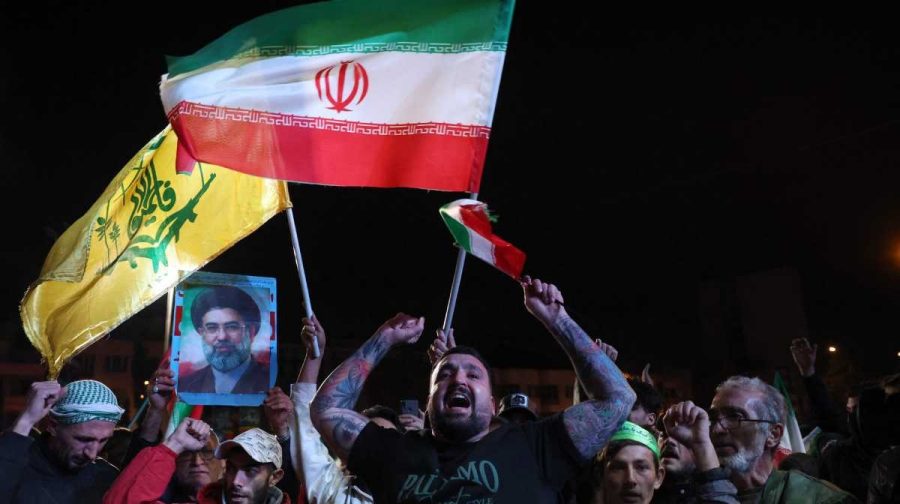 Iranians react after a ceasefire announcement at the Enqelab square, in Tehran, on April 8 2026. The United States and Iran agreed to a two-week ceasefire Tuesday barely an hour before US President Donald Trump's deadline to obliterate the rival country was set to expire, with Tehran to temporarily reopen the vital Strait of Hormuz. (Photo by AFP) / 