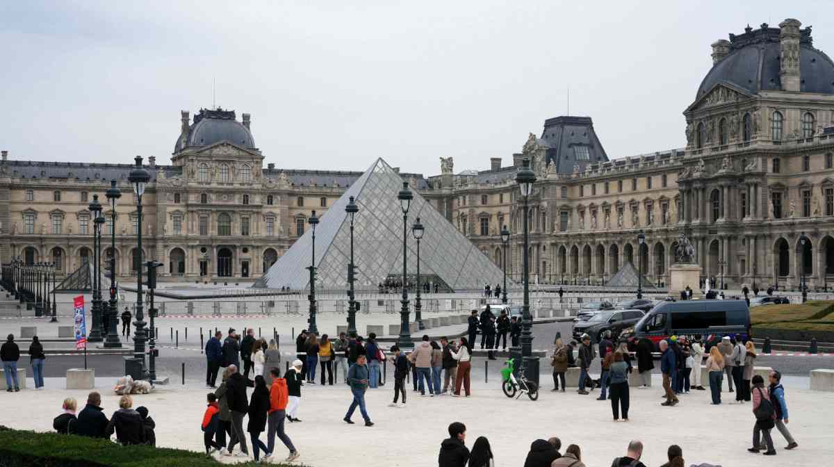 louvre-museum-theft-napoleon-jewelry-stolen