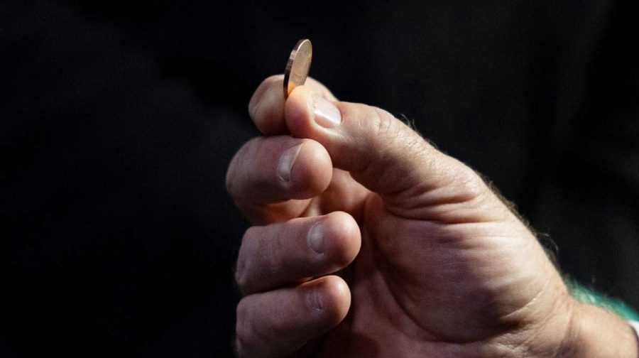 U.S. Treasurer Brandon Beach holds the last penny during his visit to strike the final five circulating one-cent coins or pennies, ending 232 years of penny production in the United States, at the United States Mint in Philadelphia, Pennsylvania, U.S., November 12, 2025.  REUTERS/Rachel Wisniewski 