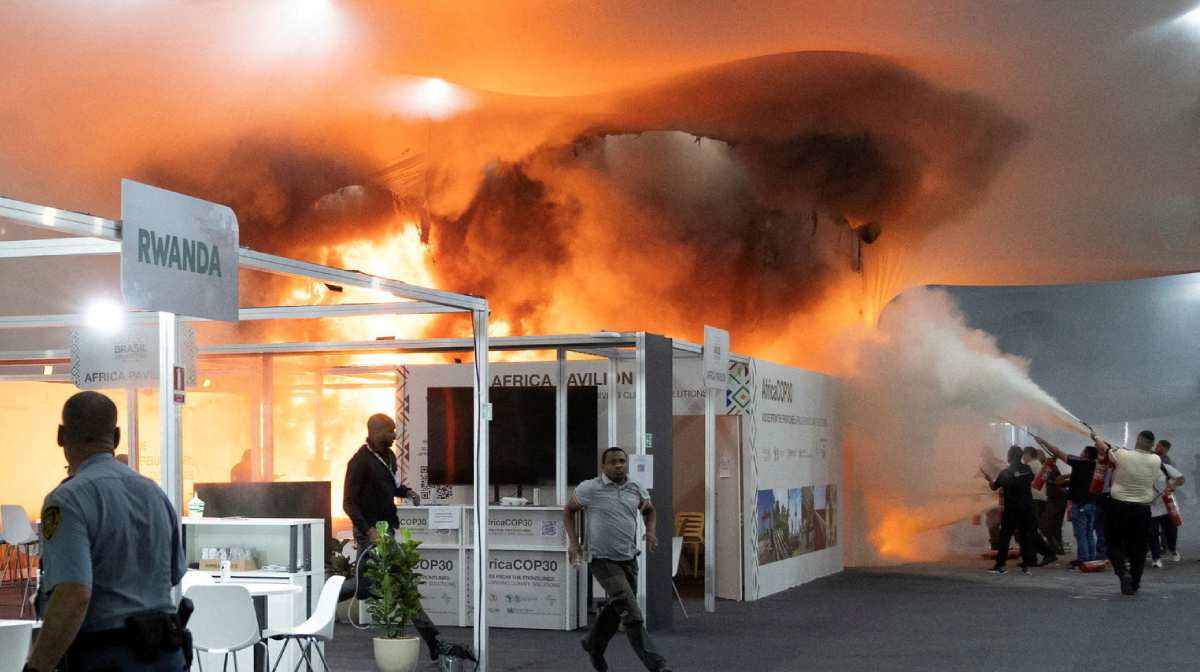 People use fire extinguishers to put out a fire at the Pavilion of Countries in the Blue Zone at the United Nations Climate Change Conference (COP30) in Belem, Brazil, November 20, 2025. REUTERS/Douglas Pingituro      TPX IMAGES OF THE DAY     