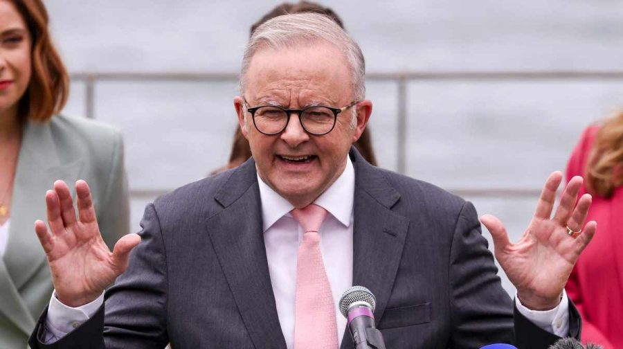 Australia s Prime Minister Anthony Albanese (C) speaks during an official function to mark the start of Australia s social media reform at Kirrilbilli House in Sydney on December 10, 2025. Australia banned legions of young teenagers from social media with a world-first crackdown on December 10, declaring it was time to "take back control" from formidable tech giants. (Photo by DAVID GRAY / AFP)