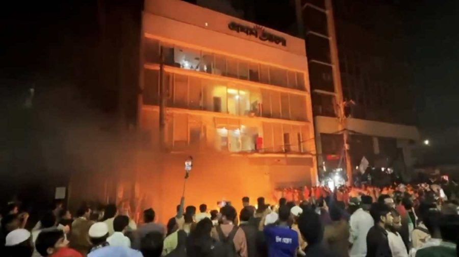 ബംഗ്ലദേശില്‍ പ്രക്ഷോഭകാരികള്‍ മാധ്യമങ്ങളുടെ ഓഫീസുകള്‍ക്ക് തീവച്ചപ്പോള്‍