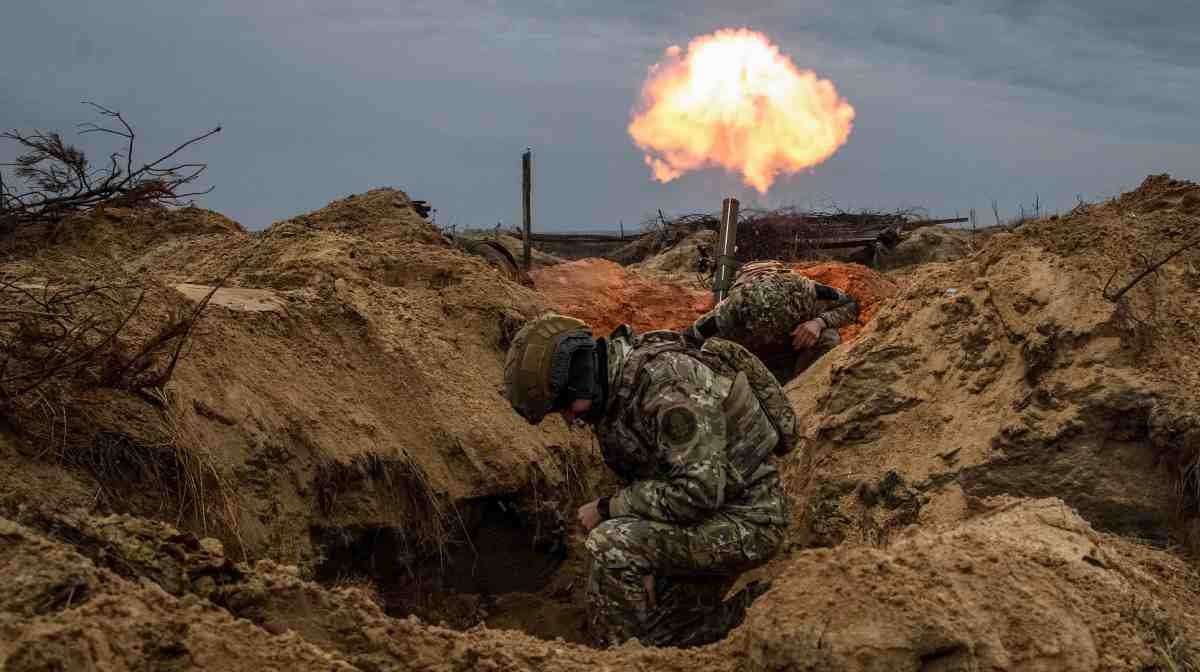 Ukrainian service members from a first presidential brigade Bureviy (Hurricane) of the National Guard of Ukraine fire a mortar during an exercise, amid Russia's attack on Ukraine, in Kyiv region, Ukraine November 8, 2023. REUTERS/Vladyslav Musiienko     TPX IMAGES OF THE DAY     