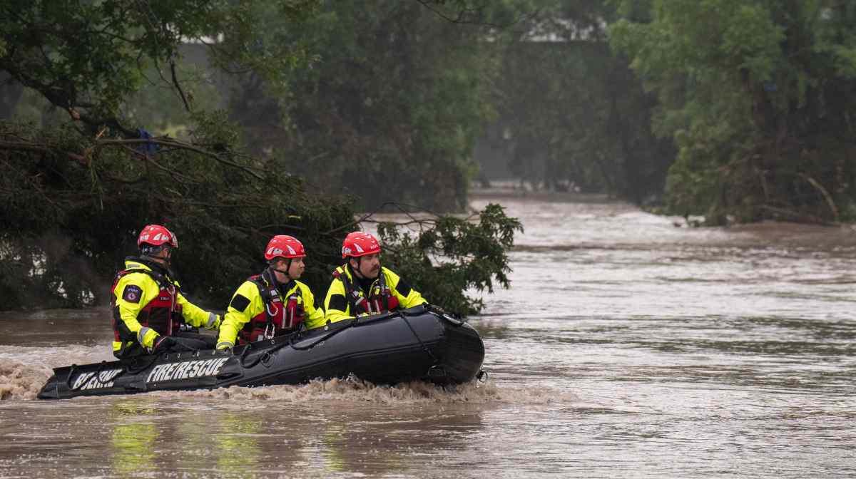 COMFORT, TEXAS - JULY 04: Boerne Search and Rescue teams navigate upstream in an inflatable boat on the flooded Guadalupe River on July 4, 2025 in Comfort, Texas. Heavy rainfall caused flooding along the Guadalupe River in central Texas with multiple fatalities reported.   Eric Vryn/Getty Images/AFP (Photo by Eric Vryn / GETTY IMAGES NORTH AMERICA / Getty Images via AFP)