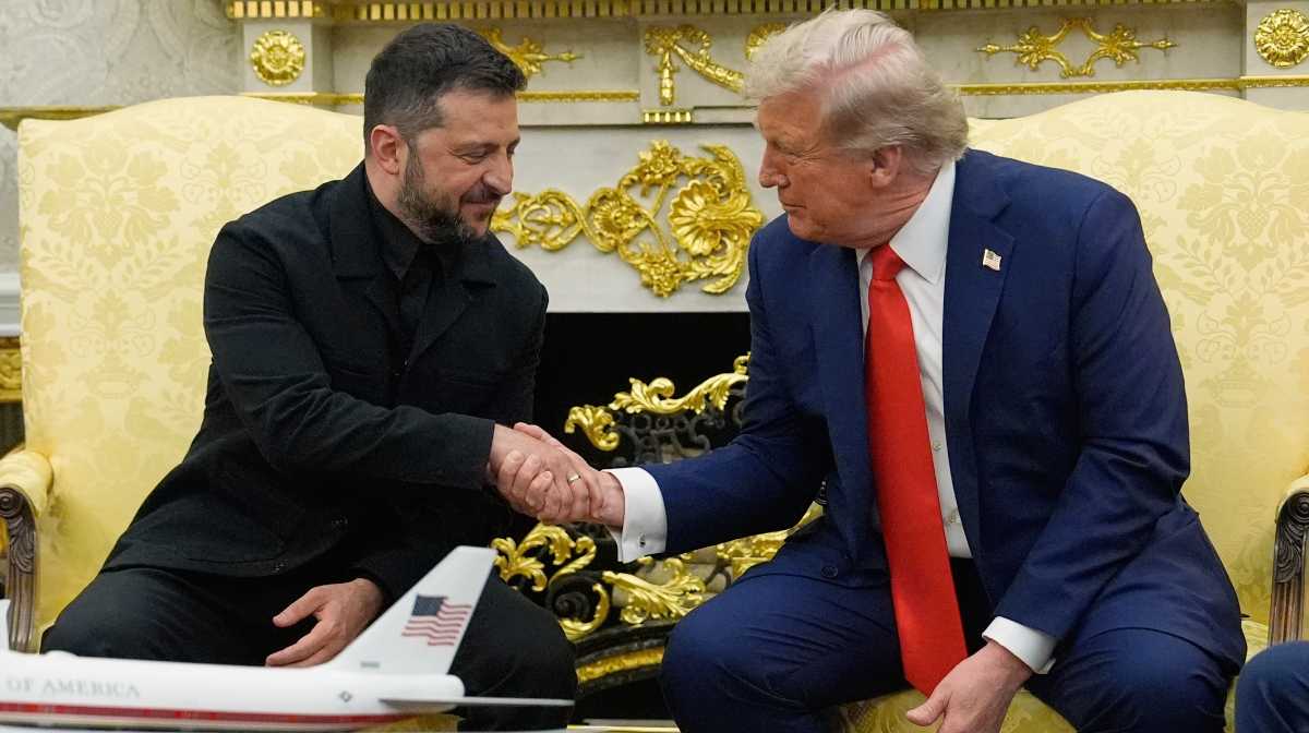 President Donald Trump meet with Ukraine's President Volodymyr Zelenskyy in the Oval Office at the White House, Monday, Aug. 18, 2025, in Washington. (AP Photo/Julia Demaree Nikhinson)