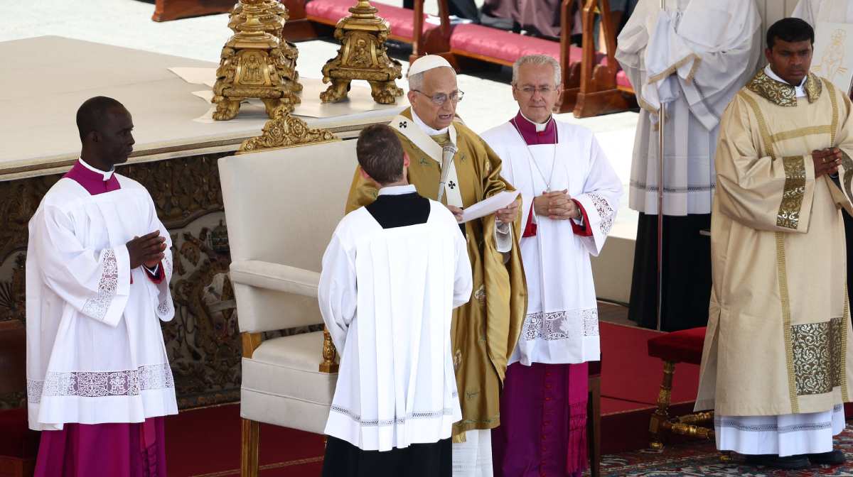 Pope Leo XIV leads the Angelus prayer on the day of a Holy Mass for the canonisation of Carlo Acutis, a British-born Italian boy who became the first millennial to be made a Catholic saint, and Pier Giorgio Frassati, in St. Peter's Square at the Vatican, September 7, 2025. REUTERS/Guglielmo Mangiapane