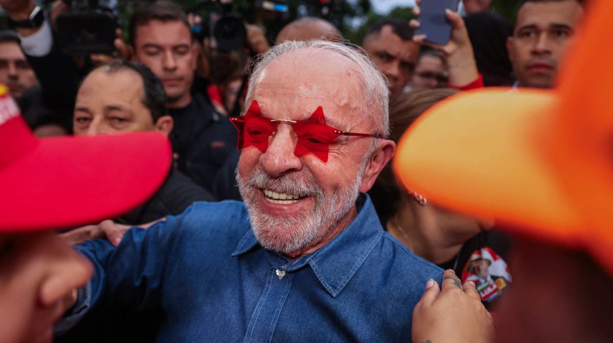 Brazilian President Luiz Inacio Lula da Silva, the Workers' Party (PT) candidate for presidential re-election, greets supporters outside his residence on the day of the presidential runoff election, in Sao Paulo, Brazil, October 25, 2026. REUTERS/Tuane Fernandes