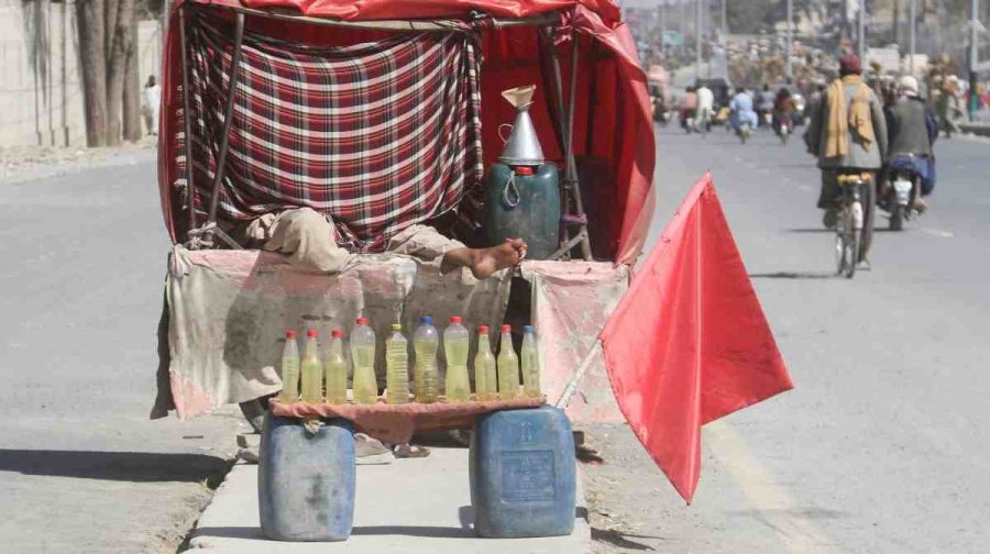 ഇറാനില്‍ നിന്നും എത്തിച്ച പെട്രോള്‍ കുപ്പിയിലാക്കി വില്‍ക്കുന്ന പാക്കിസ്ഥാനി. ബലൂചിസ്ഥാനിലെ ക്വെറ്റയില്‍ നിന്നുള്ള കാഴ്ച.  Image: Naseer Ahmed/REUTERS 
