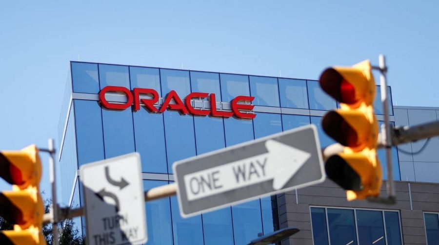 FILE PHOTO: An exterior view of the Oracle Field Office at Wilson Boulevard in Arlington, Virginia, U.S., October 18, 2019.  Earlier in the day, Oracle CEO Mark Hurd passed away at the age of 62.  REUTERS/Tom Brenner/File Photo