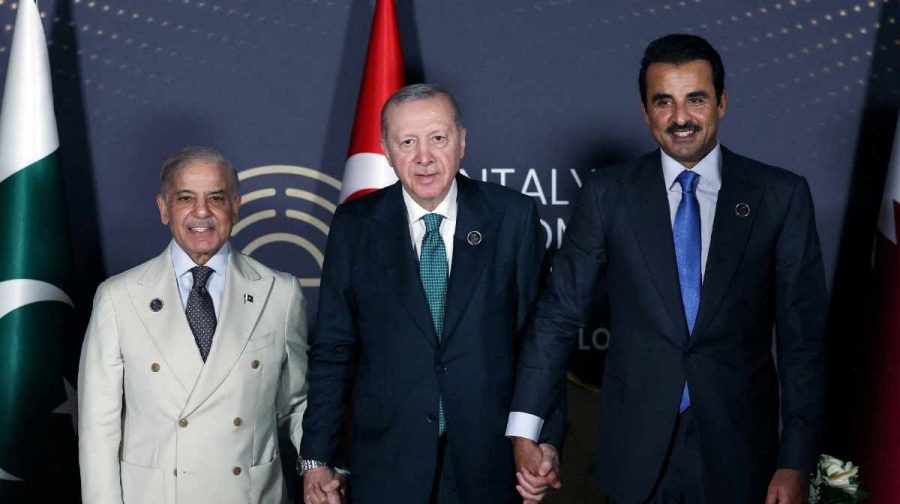 Turkey s President Tayyip Erdogan meets with Pakistan's Prime Minister Shehbaz Sharif and Qatar's Emir Tamim bin Hamad Al Thani on the sidelines of Antalya Diplomacy Forum in Antalya, Turkey, April 17, 2026. Murat Cetinmuhurdar/Turkish Presidential Press Office/Handout via REUTERS ATTENTION EDITORS - THIS PICTURE WAS PROVIDED BY A THIRD PARTY. NO RESALES. NO ARCHIVES.
    