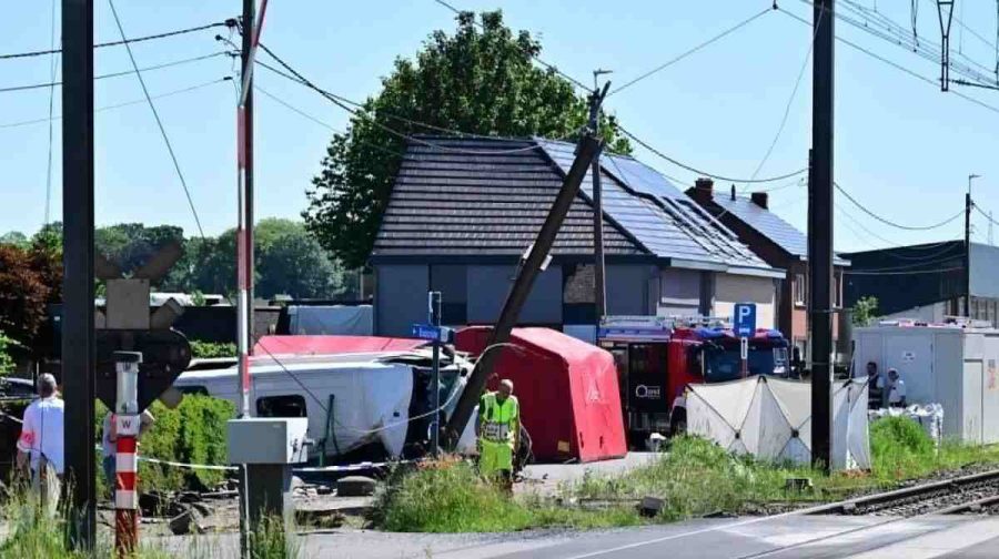 school-bus-collided-with-train-belgium