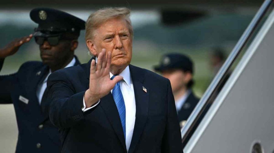 US President Donald Trump waves after stepping off Air Force One at Joint Base Andrews, Maryland on August 28, 2026. US President Donald Trump traveled to Houston, Texas, to headline a Republican National Committee (RNC) fundraiser supporting Ken Paxton s US Senate campaign and to present the Artemis II crew with the Congressional Space Medal of Honor for their historic mission around the Moon. (Photo by Kent NISHIMURA / AFP)