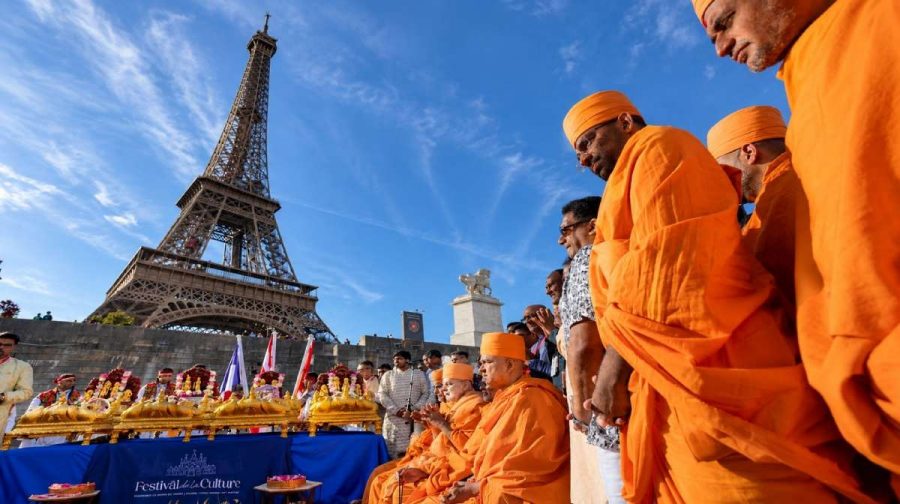 baps-monks-eiffel