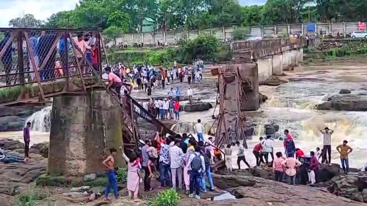 pune-bridge-collapse-eight-missing-including-tourists