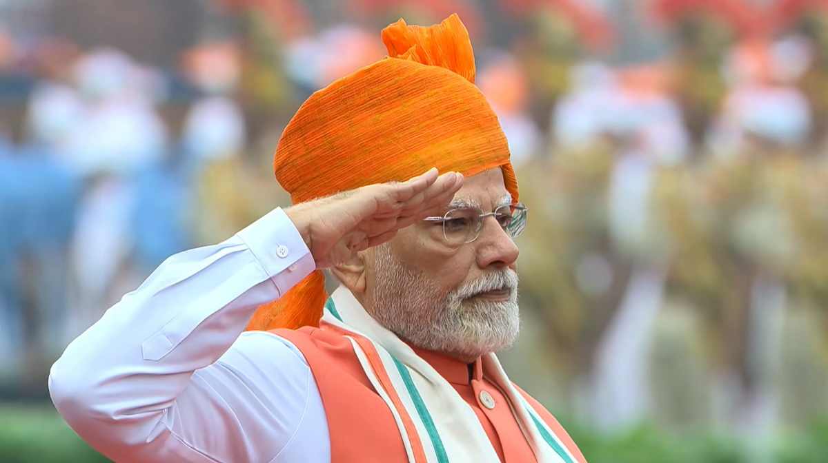 79ാം സ്വാതന്ത്ര്യദിനാഘോഷത്തിന്റെ ഭാഗമായി ചെങ്കോട്ടയിൽ എത്തിയ പ്രധാനമന്ത്രി നരേന്ദ്ര മോദി ഗാർഡ് ഓഫ് ഓണർ സ്വീകരിക്കുന്നു. (PMO via PTI Photo)