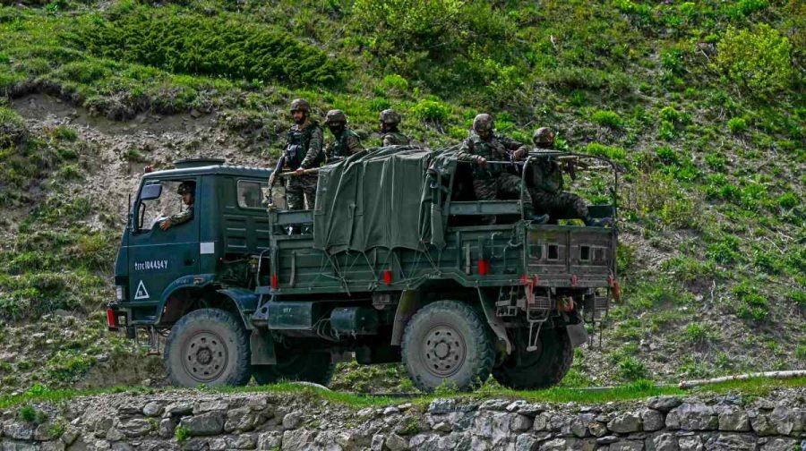 Image: Indian Army stand near the line of control,AFP