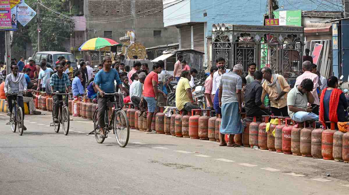 Patna: Peopleq queue to avail LPG cylinders, amid supply shortage in the country, in Patna, Bihar, Thursday, March 12, 2026. (PTI Photo)(PTI03_12_2026_000254B) *** Local Caption *** 
