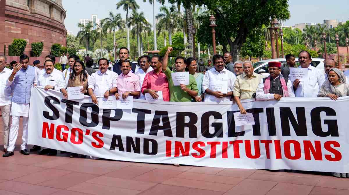 New Delhi: Opposition MPs Hibi Eden, Prashant Padole, Dean Kuriakose, Manickam Tagore, Supriya Sule, and others, stage a protest during the second part of the Budget session of Parliament, in New Delhi, Wednesday, April 1, 2026. (PTI Photo/Salman Ali)(PTI04_01_2026_000098A)