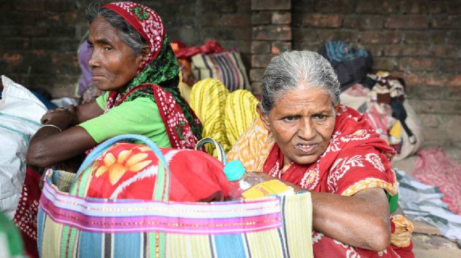 Bangladeshi migrants who had allegedly illegally crossed border, arrive for verification near the Indian Border Security Force (BSF) camp on the outskirts of Kolkata on May 28, 2026. (Photo by Dibyangshu SARKAR / AFP)
