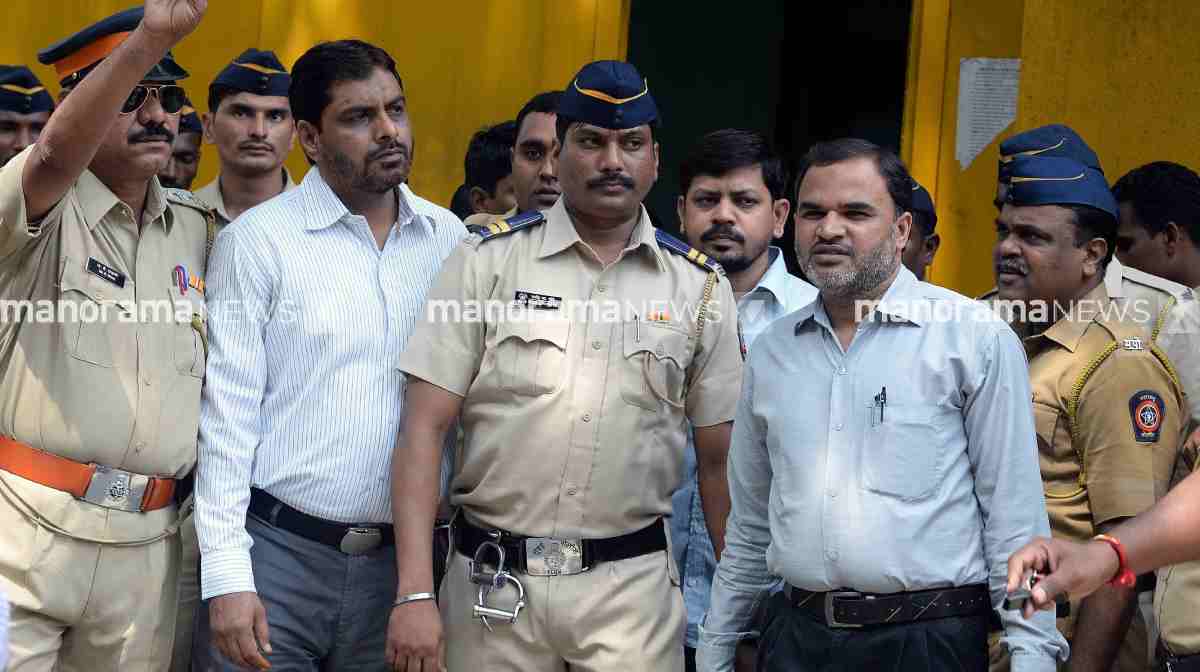 Police officers escort three men convicted over involvement in the 2006 commuter train blasts out of a prison in Mumbai on September 14, 2015. An Indian court is hearing arguments before sentencing 12 convicted men over the deadly bombings in Mumbai that killed around 190 people and injured more than 800 people.  AFP PHOTO/ INDRANIL MUKHERJEE