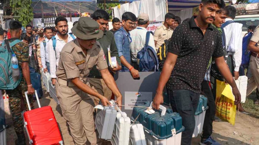Muzaffarpur: Polling officials with EVM and other election material leave for their respective booths on the eve of the first phase of the Bihar Assembly elections, in Muzaffarpur, Bihar, Wednesday, Nov. 5, 2025. (PTI Photo)(PTI11_05_2025_000297B)