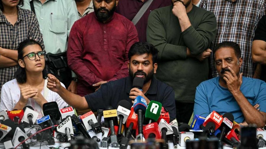 Cockroach Janta Party (CJP) founder Abhijeet Dipke (C) along with Indian actor and activist Prakash Raj (R) and All India Students' Association (AISA) president Neha Bora, addresses media during a press conference in New Delhi on October 15, 2026 amid ongoing protests against India's Chief Election Commissioner Gyanesh Kumar over alleged voter roll irregularities linked to the "special intensive revision" (SIR). CJP founder Abhijeet Dipke called on people to gather on October 16 in Connaught Place, close to Jantar Mantar. CJP activists and opposition parties have defied a security crackdown to demand the resignation of India's chief election commissioner, accusing the poll body of manipulating voter rolls to benefit Prime Minister Narendra Modi's ruling party. (Photo by Arun SANKAR / AFP)