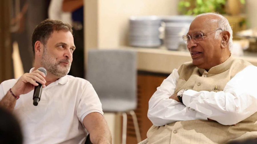 **EDS: THIRD PARTY IMAGE** In this image received on Oct. 15, 2026, Congress President Mallikarjun Kharge and Leader of Opposition in the Lok Sabha Rahul Gandhi during an interaction with leaders of NSUI, Indian Youth Congress (IYC), and Congress Seva Dal at Indira Bhawan, in New Delhi. (AICC via PTI Photo)(PTI10_15_2026_000455B)