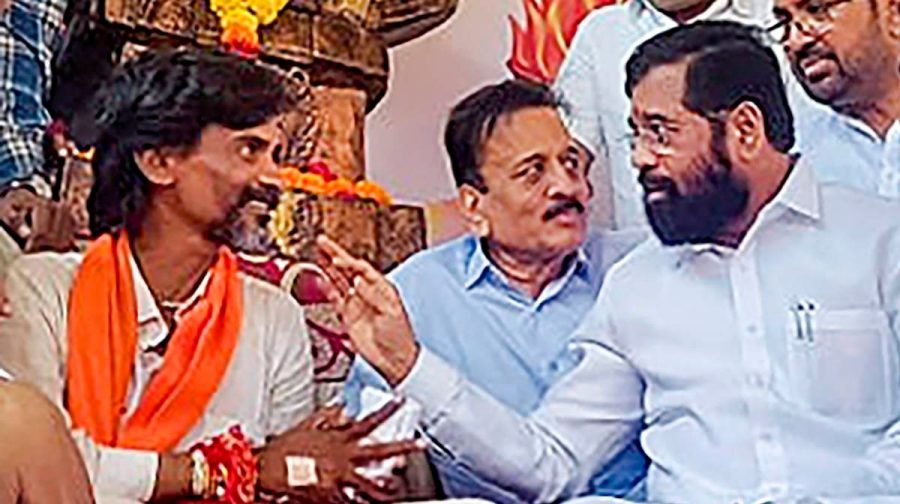 മറാത്ത സംവരണ പ്രക്ഷോഭ നായകന്‍ മനോജ് ജരാങ്കെ പാട്ടീലിനൊപ്പം ഏക്​നാഥ് ഷിന്‍ഡെ (ഫയല്‍ ചിത്രം: PTI)