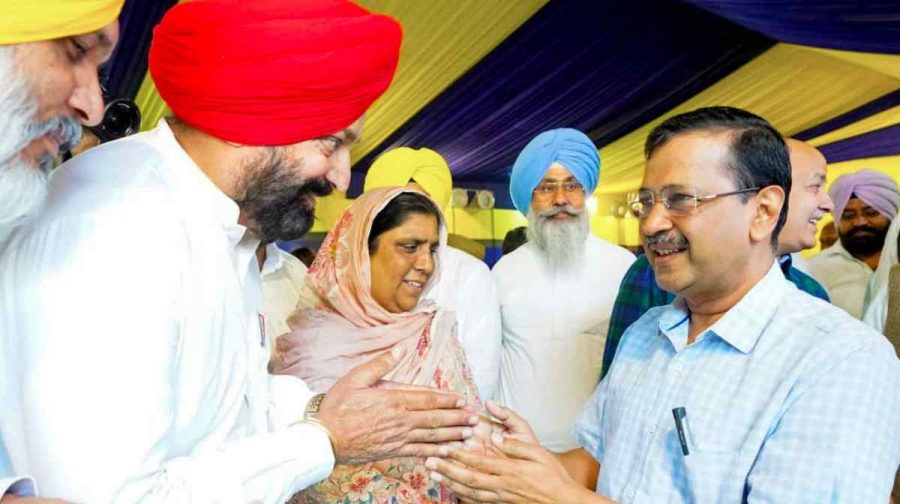 New Delhi, May 05 (ANI): Aam Aadmi Party National Convenor Arvind Kejriwal meets party's Punjab MLAs, in New Delhi on Tuesday. (@ArvindKejriwal X/ANI Photo)