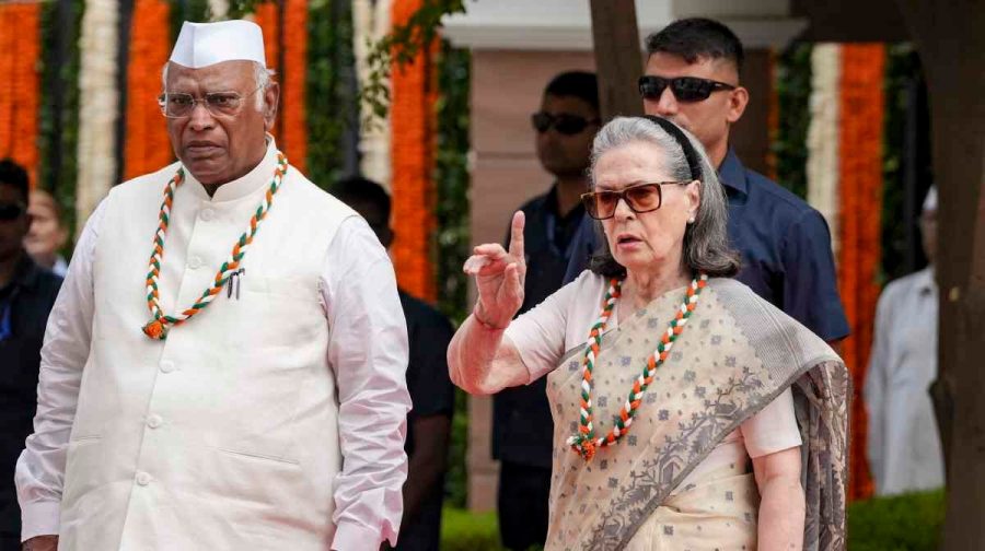 **PTI's Best Photos of the Week** New Delhi: Congress Parliamentary Party (CPP) Chairperson Sonia Gandhi and Congress President Mallikarjun Kharge during the 80th Independence Day celebrations at AICC headquarters, in New Delhi, Saturday, Aug. 15, 2026. (PTI Photo/Atul Yadav)(PTI08_15_2026_000350A)(PTI08_16_2026_000453A)